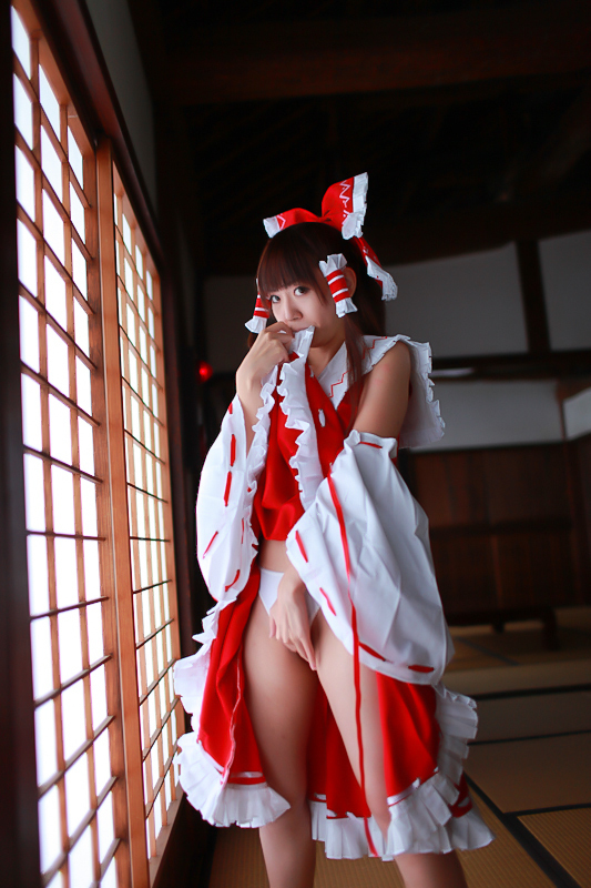 [Cosplay] Reimu Hakurei with dildo and toys - Touhou Project Cosplay
